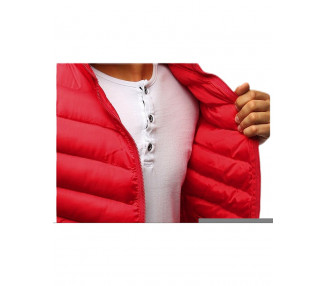 červená prošívaná vesta na zip